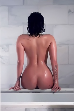 Demi Lovato Taking Cool Shower