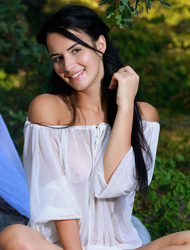 Lola Marron White Silk In The Nature