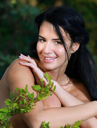 Lola Marron White Silk In The Nature