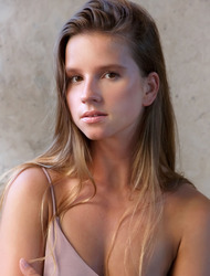 Naked, Gorgeous Vanesa Climbs Onto The Bed