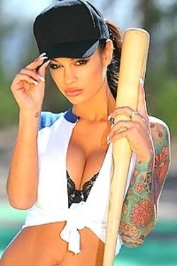 Angelina Valentine orgasm in the outfield