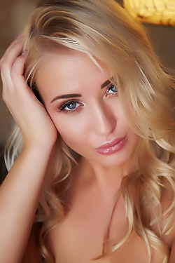 Cayla Lyons Plays With Her Pussy